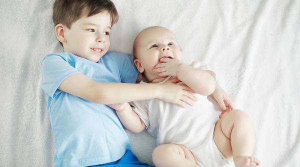 7 lucruri importante pe care ar trebui să le faci când vizitezi un copil care tocmai a devenit frate mai mare
