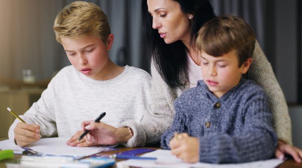 Cât timp petreci ajutându-ți copilul la temele școlare? Un studiu a dezvăluit că în această țară 45% dintre părinți NU oferă deloc ajutor / FOTO