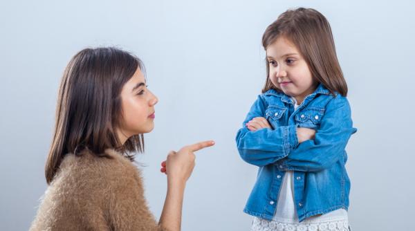 9 motive pentru care NU este indicat să folosiți ironia și sarcasmul cu copiii: Argumente detaliate de la specialiști