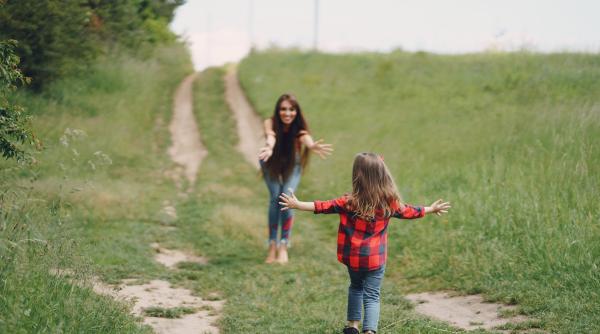 „Era cuminte până când ai venit tu!” De ce mulți copii se comportă diferit când părinții lor nu sunt în preajmă?