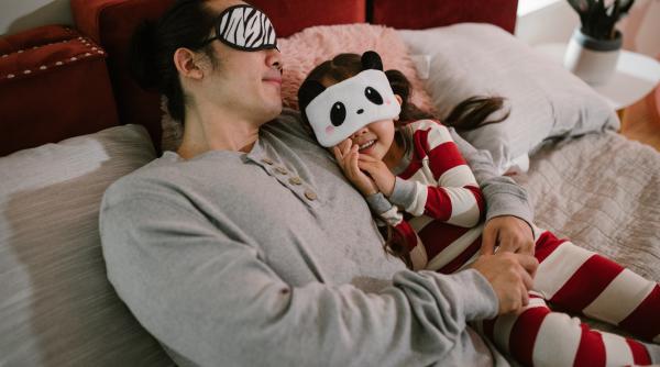 Frica de întuneric la copii: Care este cauza fricii? Soluții eficiente pentru părinți