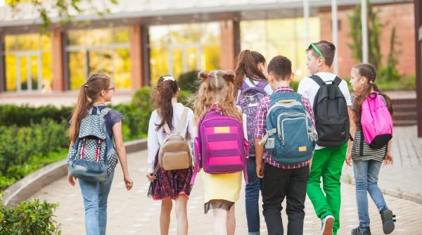 „Școala de dopamină”. Un expert în parenting explică motivele pentru care încă mai există copii care plâng la intrarea în clasă