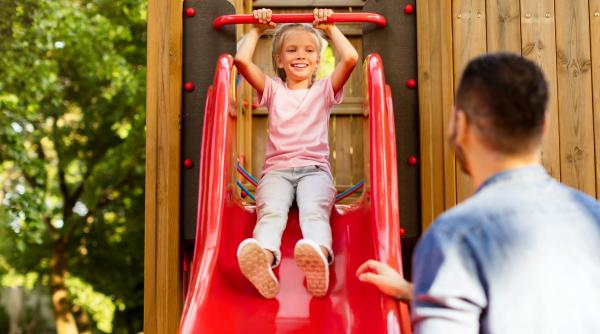 9 greșeli pe care le fac părinții când merg în parc cu copiii lor: „Evitați aceste acțiuni!”, atrag atenția specialiștii în parenting