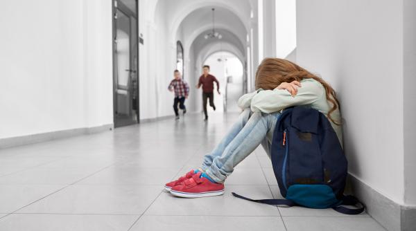 De ce să NU întârzii când îți iei copiii de la școală? Poate avea un impact mai mare decât îți imaginezi, avertizează psihologii