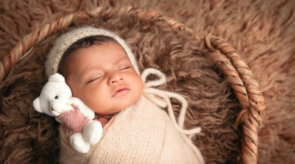 Înfășarea nou născuților: beneficiile și riscurile unei practici străvechi. Tot ce trebuie să știi despre înfășare