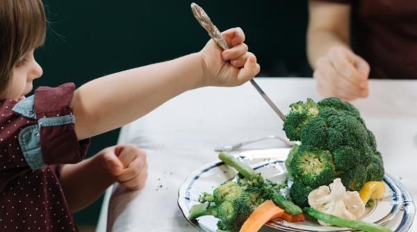 Alimentația copiilor: opt fraze pe care să nu le spui niciodată la masă