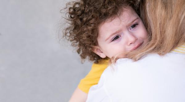 Cinci comportamente pe care le au copiii foarte sensibili: Cum să fii un sprijin adevărat pentru acești micuți?