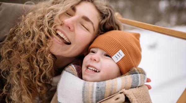 Ești sigur că îți îmbraci corect copilul? Dr. Ana Culcer: ”Noi, românii, avem câteva boli naționale: înfofolitul, îndopatul și frica de curent”