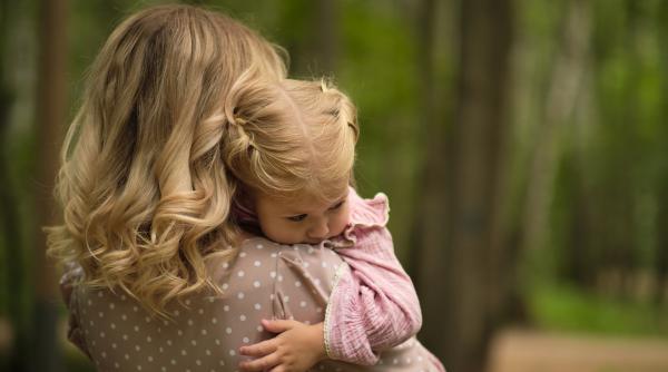 „Mamitis” NU este o boală! Cum ar trebui tratate aceste cazuri ne arată specialiștii în parenting: „Este parte a unei nevoi fundamentale!”