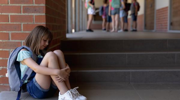 Frica de respingere la copii: De ce apare, care sunt simptomele și cum cum să o tratezi? Specialiștii oferă un ghid complet părinților