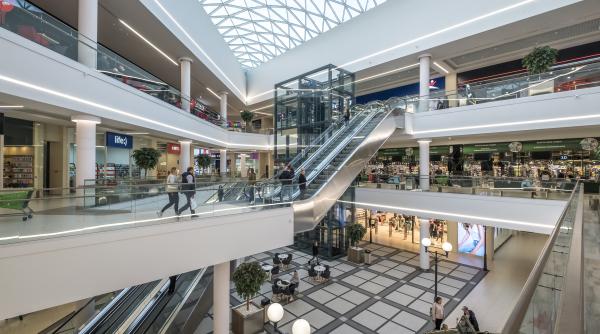 „O voce i-a spus să tragă”. Un adolescent a deschis focul într-un centru comercial: „A avut o cădere psihică”