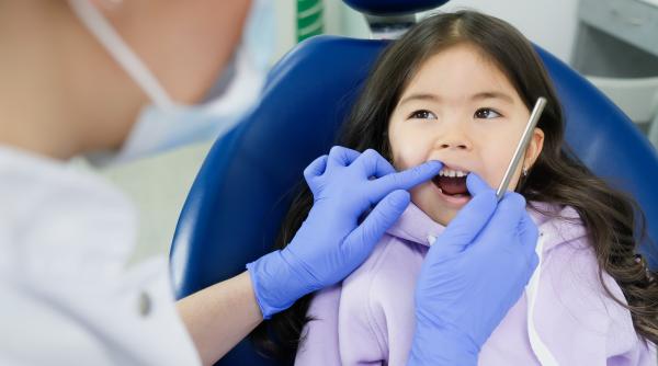 ”Copilului meu îi cresc dinți de rechin”: Este această afecțiune un motiv de îngrijorare?  