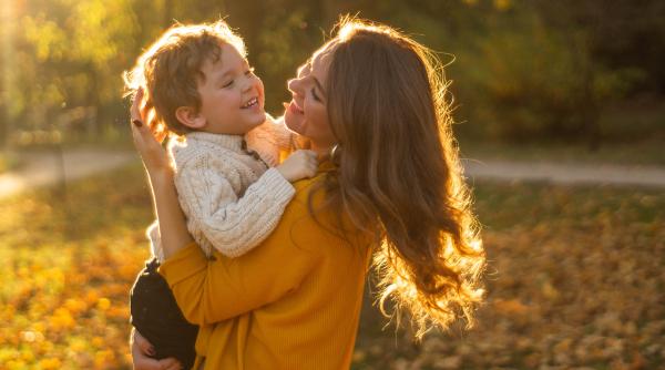Telegonia, teoria care susține că prima dragoste a mamei influențează aspectul copiilor. Datele unui studiu recent: „Unele trăsături pot fi transmise”