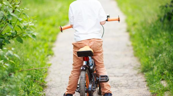 „Este o bucățică din el!” O mamă, scrisoare către hoțul bicicletei fiului ei: „Pentru el, e o sursă de bucurie, aventură și libertate”