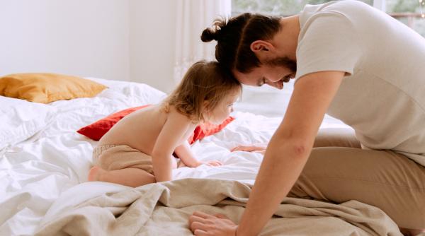 Grija oricărui părinte: Cum să-i înveți pe copiii mici să-și sufle nasul