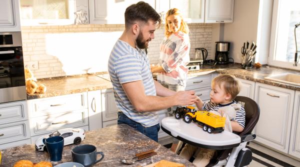 Un tătic a dezvăluit de ce „nu-și ajută” soția la creșterea copiilor și în casă: Răspunsul său a captivat milioane de oameni / VIDEO