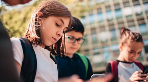 „Contract” cu 15 reguli pentru a-i permite copilului să aibă un telefon mobil. Experți: „Acesta este momentul potrivit!”