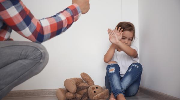 Disciplină FĂRĂ violență! Cum pot părinții să cultive respect și înțelegere fără a recurge la pedepse? Alexandra Șerb: „Există speranță, există metode” / VIDEO