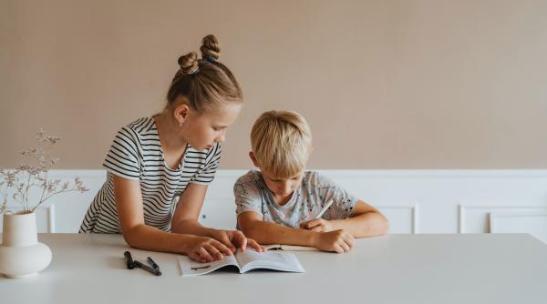 Sfaturi pentru a-ți convinge copiii să-și facă temele singuri