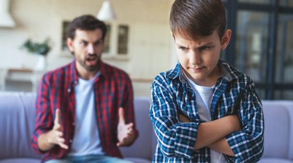 „Evitați aceste comportamente-capcană!” 14 atitudini dăunătoare care distrug relația dintre părinți și copii