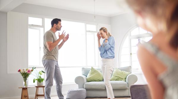 „Lasă-mă cu parentingul tău!” Ce facem când un părinte vrea să oprească pedepsele, iar celălalt nu? Alexandra Șerb: „Avem datoria să protejăm copiii, orice ar însemna asta” / VIDEO