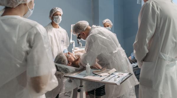 Adolescenți și chirurgie estetică: când să spui da (puține cazuri) și când să spui nu?