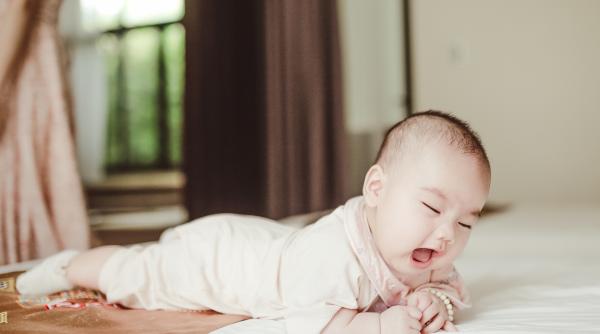 Aerul din burtica nou-născuților: cauzele și cum să îi ajutăm pe cei mici să-l elimine