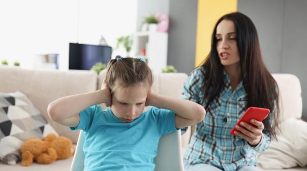 Educația permisivă, originea comportamentului toxic la copii? Specialist: „Mulți părinți nu conștientizează consecințele unei educații pasive”