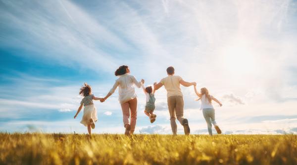 Acestea sunt lucrurile pe care NU ar trebui să le faci niciodată pentru copiii tăi. Specialiști: „Așa îi creștem autonomi și autosuficienți”