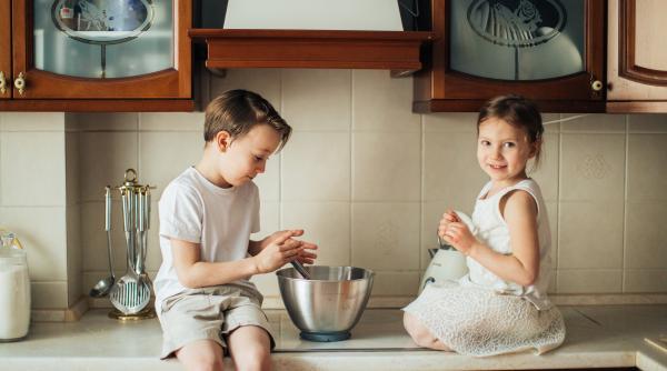 Ce să le spui copiilor pentru a-i face să mănânce? Sfaturile și trucurile dieteticianului 