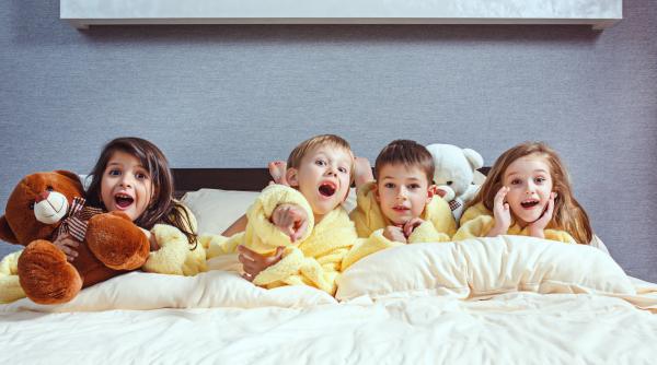 Prima noapte departe de casă a copilului: Cum să știi dacă micuțul tău este pregătit și de ce să ții cont