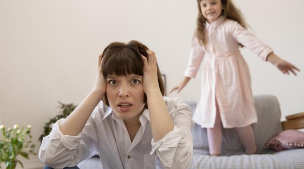 „Trebuie să-i repet lucrurile de o mie de ori copilului... ce să fac?” Cum să nu mai simți că parcă vorbești cu pereții?