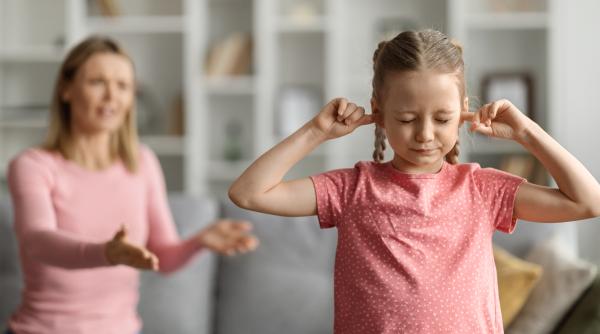 12 lucruri pe care NU ar trebui să le interzicem copiilor noștri! Expert parenting: „Părinții au tendința de a impune restricții inutile”