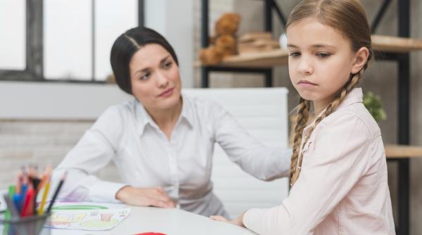 Cum pot părinții și profesorii să ofere sprijin în gestionarea anxietății școlare a copiilor? Psiholog Irina Mincă: „Asta ar putea face toată diferența din lume”