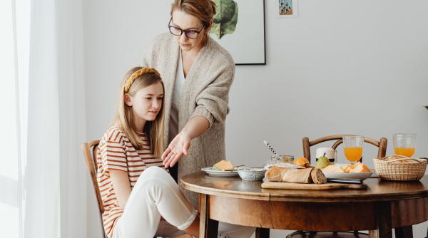 ”Fiica mea vrea să țină dietă. Cum să reacționez?”: Tineri nemulțumiți de aspectul lor