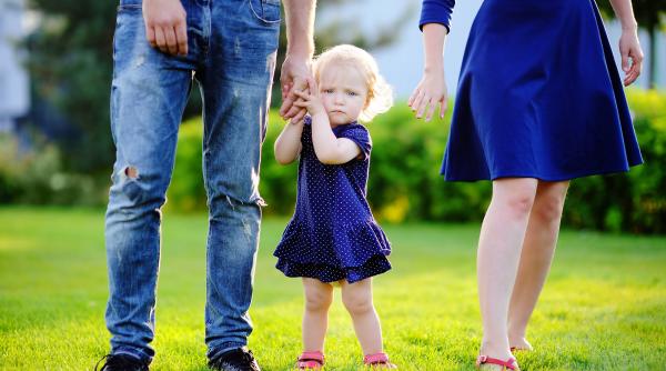 Trei caracteristici ale copiilor singuri la părinți care îi fac speciali, conform științei