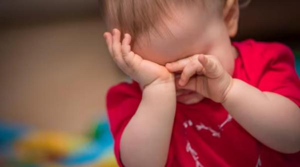 De ce copiii își freacă des ochii? Nu e doar oboseala principala cauză 