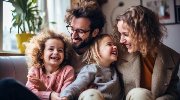 Șapte întrebări magice pe care le poți adresa copiilor pentru a-și îmbunătăți stima de sine, de la un expert în parenting