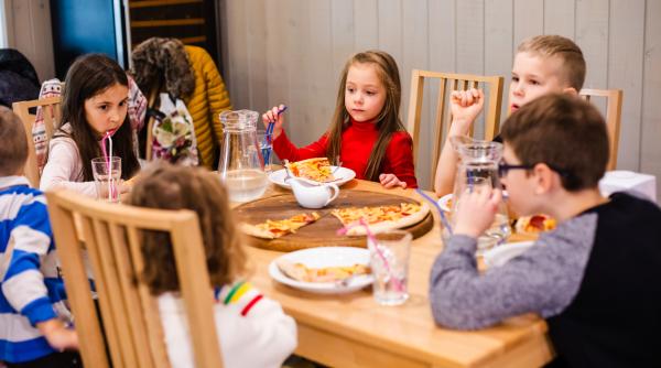 TAXĂ în restaurant pentru „gălăgia” copiilor! O familie a plătit scump pentru comportamentul micuților în local: „Deranjează ceilalți clienți”