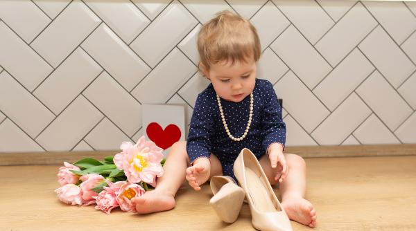 Trucul Montessori pentru ca micuții să învețe să pună corect pantofii în picioare. Această metodă NU dă greș niciodată! / VIDEO