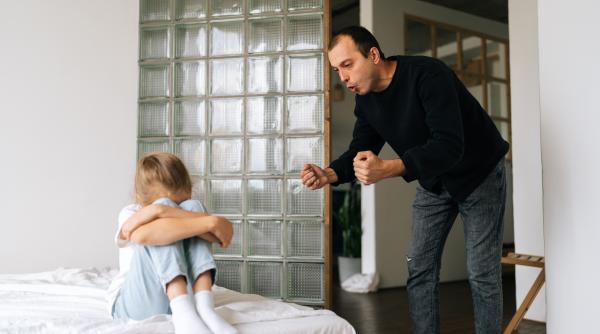 Un psihoterapeut spune care sunt cele 5 afirmații toxice pe care părinții NU ar trebui să le spună niciodată copiilor lor! Ce să folosească în schimb