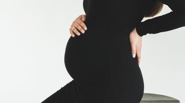 Ești însărcinată și ai dureri de spate? Sfaturile acestea te-ar putea ajuta