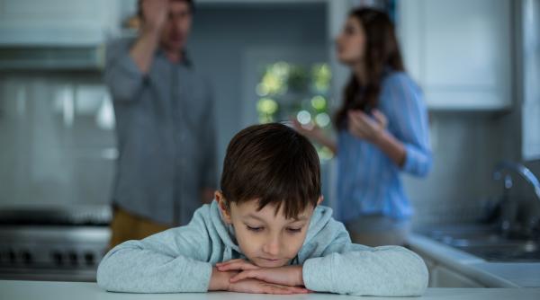 Cinci sfaturi pentru a explica divorțul părinților, aprobate de un psiholog pentru copii 