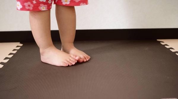 ”Degete de porumbel”: Ce să faci când copilul tău merge cu degetele de la picioare întoarse spre interior