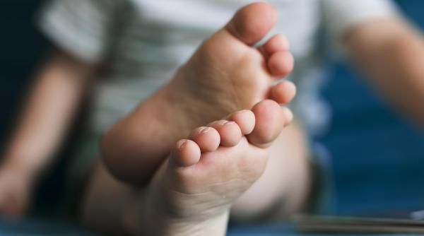 Ciuperca piciorului, o infecție din ce în ce mai frecventă după pubertate: Poate apărea în orice anotimp și este cauzată de doi „invitați nedoriți”