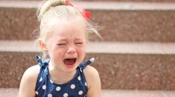 Refuzi să-i iei o jucărie sau un dulce și începe „războiul”. Ce să faci când copilul tău are o criză de furie în public și cum să gestionezi privirile care te judecă?
