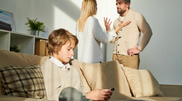 Înjuri în fața copiilor tăi? Impactul limbajului vulgar asupra micuților este mai profund decât ne putem imagina!