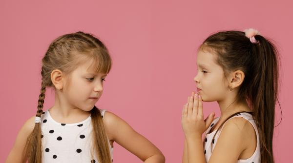 Cum să-i înveți pe copii să-și ceară iertare? Este important să ținem cont de etapele de dezvoltare!