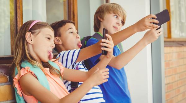 Vârsta recomandată pentru a oferi unui copil primul telefon mobil, conform AI-ului ChatGPT