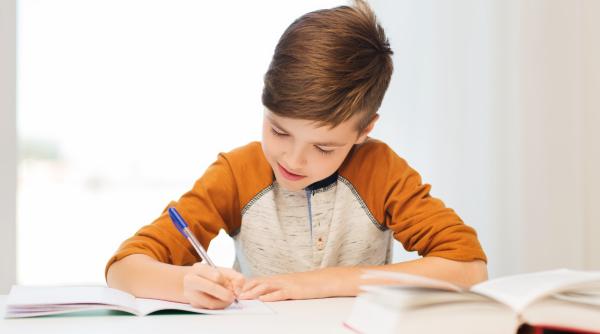 De ce copiii NU ar trebui să-și piardă obiceiul de a scrie de mână, potrivit unui expert: Le aduce foarte multe beneficii